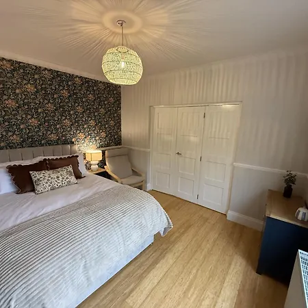 Homebird - Wayside Retreat - Sleeps 7 *