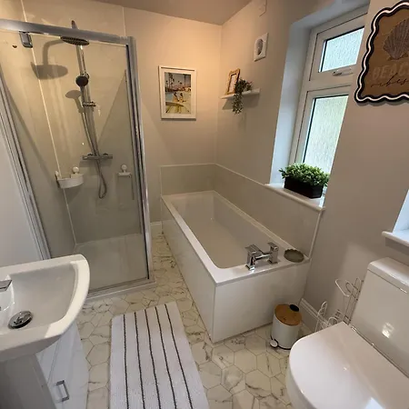 Homebird - Wayside Retreat - Sleeps 7 *