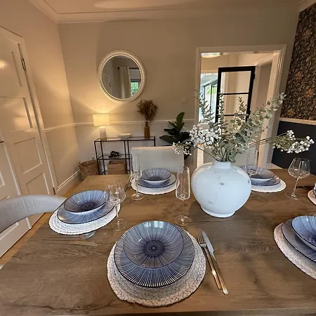 Homebird - Wayside Retreat - Sleeps 7 *