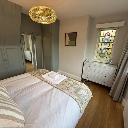 Homebird - Wayside Retreat - Sleeps 7 *