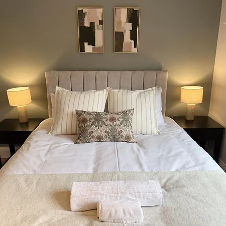 Homebird - Wayside Retreat - Sleeps 7 *