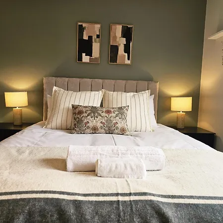 Homebird - Wayside Retreat - Sleeps 7 *